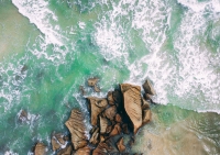 Постер "Waves crashing on a rocky shore" Черный, Белый, Дерево A4 [21×30] , A3 [30x40], A2 [40x60], A1 [60x80]